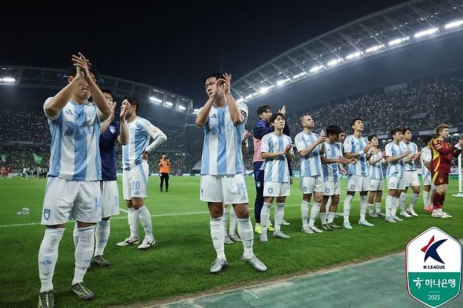 서포터스를 향해 박수를 보내는 울산 HD 선수들 [연합뉴스 자료사진]