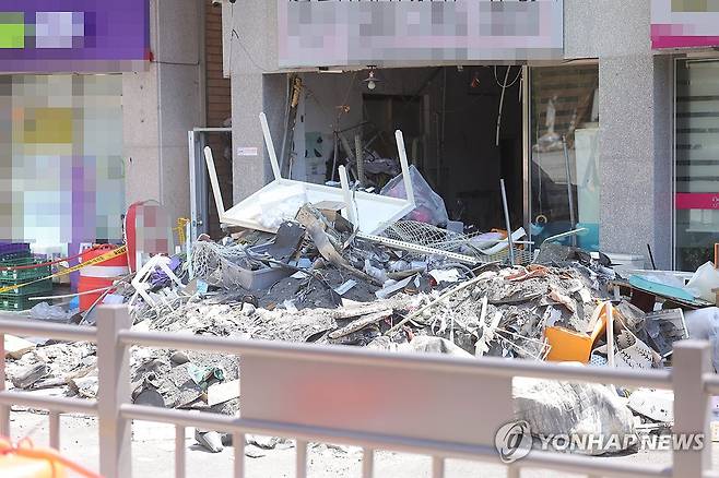 널브러진 잔해들…창원 건물 천장 붕괴로 4명 사상 (창원=연합뉴스) 정종호 기자 = 1일 창원 마산회원구 양덕동 노후 건물 천장 붕괴 사고 현장 모습. 전날 밤 이곳 건물 2층 바닥(1층 천장)이 무너져 1층에 있던 50대가 숨지고, 2층에 있던 3명이 경상을 입었다. 2025.8.1 jjh23@yna.co.kr