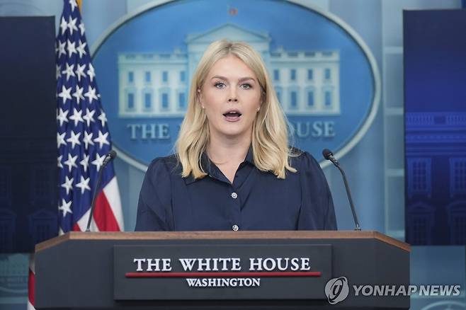 브리핑하는 캐롤라인 레빗 백악관 대변인 [AP=연합뉴스. 재판매 및 DB 금지]