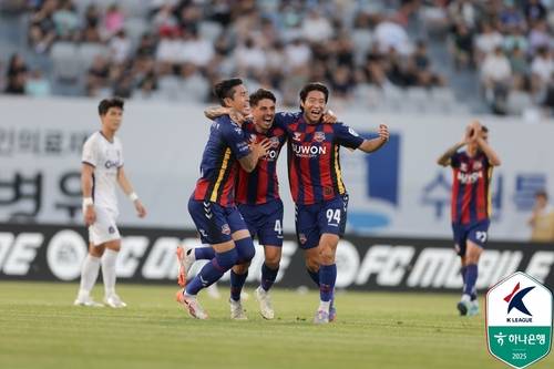 골세리머니를 펼치는 수원FC 선수들 [한국프로축구연맹 제공. 재판매 및 DB 금지]