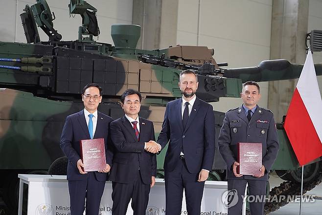 폴란드 K2 전차 2차 이행계약 서명식 (서울=연합뉴스) 안규백 국방부 장관이 1일 폴란드 글리비체에서 열린 K2 전차 2차 이행계약 서명식에서 주요 참석자들과 기념촬영을 하고 있다.
    왼쪽부터 이용배 현대로템 사장, 안규백 장관, 브와디스와프 코시니악-카미슈 폴란드 부총리 겸 국방부 장관, 아르투르 쿱텔 폴란드 군비청장. 2025.8.1 [현대로템 제공. 재판매 및 DB 금지] photo@yna.co.kr