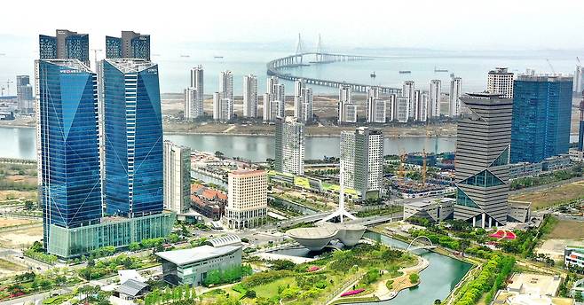 ▲ 인천 연수구 송도국제도시 부영송도타워(맨 왼쪽 쌍둥이 빌딩) 전경. /인천일보DB