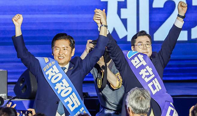 ▲ 2일 고양 킨텍스에서 열린 '제2차임시전국당원대회'에서 더불어민주당 정청래(왼쪽부터)·박찬대 당대표 후보가 손을 잡고 당원들을 향해 인사하고 있다. /이호윤 기자 256@incheonilbo.com