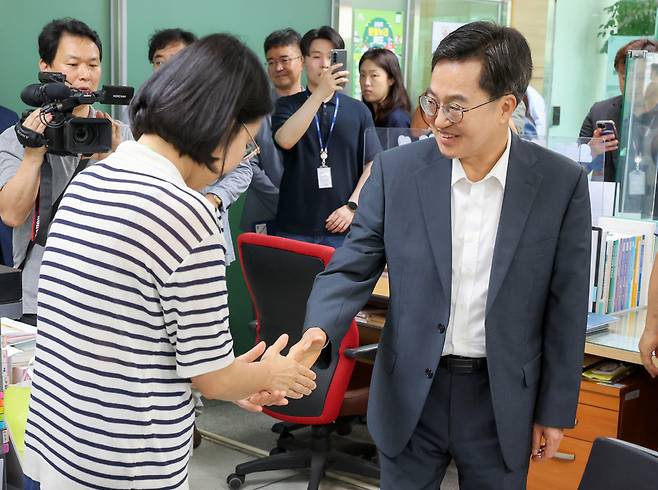 ▲ 김동연 지사가 지난달 21일 오후 수원시 영통구 원천동 행정복지센터를 찾아 민생회복 소비쿠폰 신청·발급 절차 점검 후 공무원들을 격려하고 있다./전광현 기자 maggie@incheonilbo.com