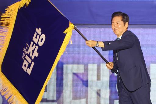 더불어민주당 정청래 신임 당대표가 2일 고양 킨텍스에서 열린 전국당원대회에서 당기를 흔들고 있다. 사진=연합뉴스