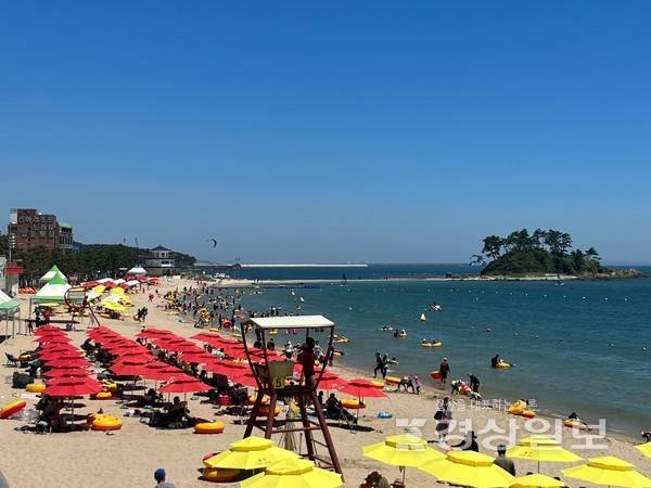 울산 울주군이 전국 해맞이 명소인 간절곶 인근 서생면 진하해수욕장을 찾는 피서객에게 물놀이 용품 등을 무료로 제공한다. 사진은 진하해수욕장 전경. 울주군 제공