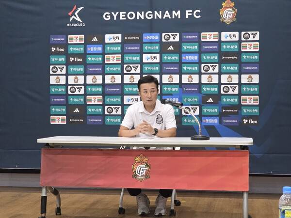 이을용 경남FC 감독이 2일 열린 부산 아이파크전을 1-0으로 이긴 뒤 인터뷰를 하고 있다. /박신 기자