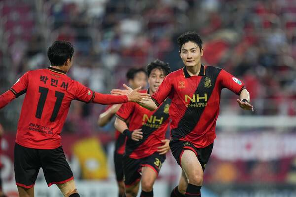 경남FC 이중민이 2일 창원축구센터에서 열린 부산 아이파크전에서 득점을 한 뒤 세레모니를 하고 있다. /경남FC