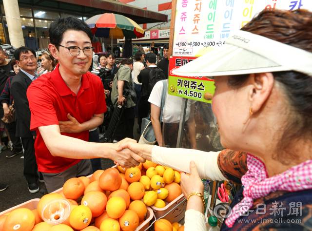 국민의힘 당 대표 선거에 출마한 주진우 의원이 2일 대구 서문시장을 찾아 상인과 인사를 나누고 있다. 안성완 기자 asw0727@imaeil.com