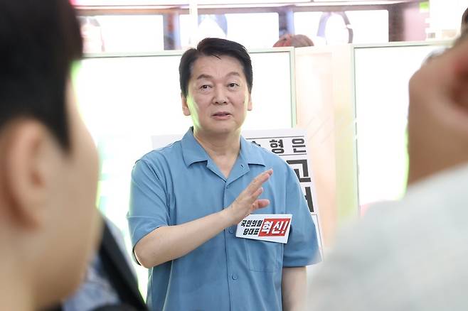 대구를 방문한 국민의힘 안철수 의원이 동대구역에서 기자들의 질문에 답을 하고 있다./안철수 의원 측 제공