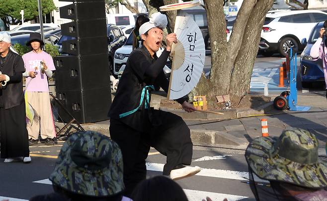 공연단체 마로가 행진 참가자들을 위해 공연을 선보이고 있다. ⓒ제주의소리