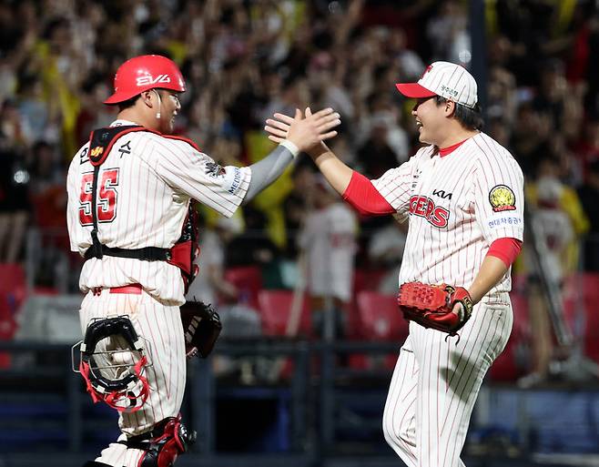 1일 광주 KIA챔피언스필드에서 열린 한화 이글스와 경기에서 승리를 거둔 뒤 하이파이브하는 KIA 타이거즈의 한재승(오른쪽)과 한준수