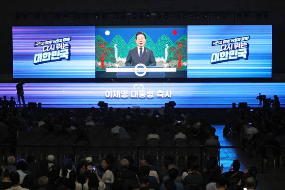 2일 고양 킨텍스에서 열린 더불어민주당 전국당원대회 개회식에서 이재명 대통령의 영상 축사가 상영되고 있다. 〈사진=연합뉴스〉