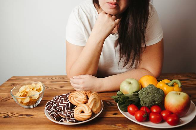 정제된 탄수화물이나 설탕, 나트륨이 많은 음식 대신 섬유소와 단백질이 풍부한 식단으로 전환하는 것이 도움이 된다. [사진= 게티이미지뱅크]