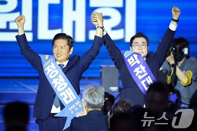 정청래(왼쪽), 박찬대 더불어민주당 당대표 후보가 2일 경기 고양시 킨텍스에서 열린 제2차 임시전국당원대회에서 정견발표를 마친 후 당원들을 향해 손을 맞잡아 들어보이고 있다. 2025.8.2/뉴스1 ⓒ News1 유승관 기자
