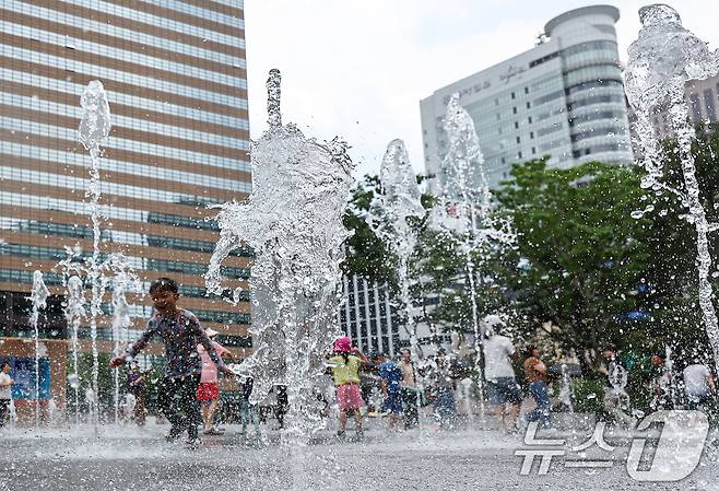 무더위가 이어진 1일 서울 종로구 광화문광장 바닥분수에서 어린이들이 물놀이하며 더위를 식히고 있다. 2025.8.1/뉴스1 ⓒ News1 김도우 기자