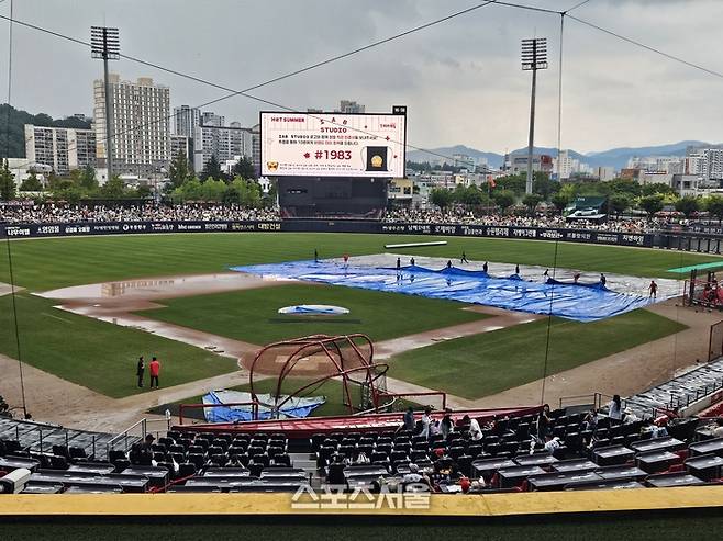 한화와 KIA가 2일 오후 6시 광주-기아 챔피언스 필드에서 2025 KBO리그 주말 3연전 두 번째 경기를 앞둔 가운데 갑작스럽게 많은 비가 내리면서 그라운드가 물에 잠겼다. 결국 경기 시작이 오후 7시로 1시간 연기됐다. 광주 | 김동영 기자 raining99@sportsseoul.com
