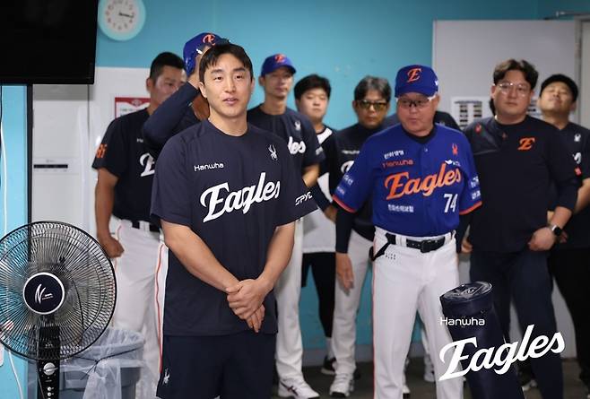 한화 손아섭(왼쪽)이 1일 광주-기아 챔피언스 필드에서 2025 KBO리그 KIA전에 앞서 라커룸에서 선수단에게 인사하고 있다. 사진 | 한화 이글스