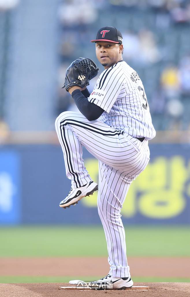 LG 선발투수 에르난데스가 15일 잠실야구장에서 열린 2025 KBO 리그 삼성과 경기에서 역투하고 있다. 잠실 | 최승섭기자 thunder@sportsseoul.com