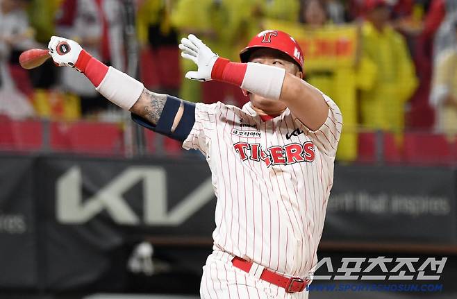 스트라이크존에 비슷하게 들온 볼을 모두 컨택한 최형우.