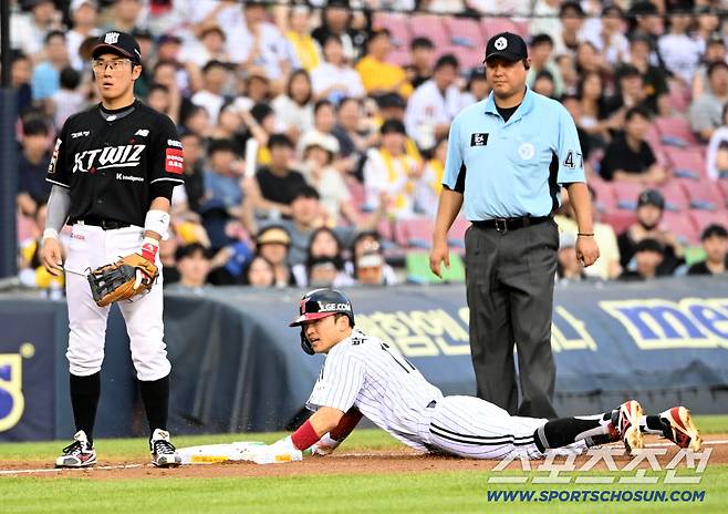 29일 잠실야구장에서 열린 KT와 LG의 경기, 2회말 2사 2루 신민재의 볼넷때 2루주자 박해민이 3루 도루를 성공하고 있다. 잠실=허상욱 기자wook@sportschosun.com/2025.07.29/