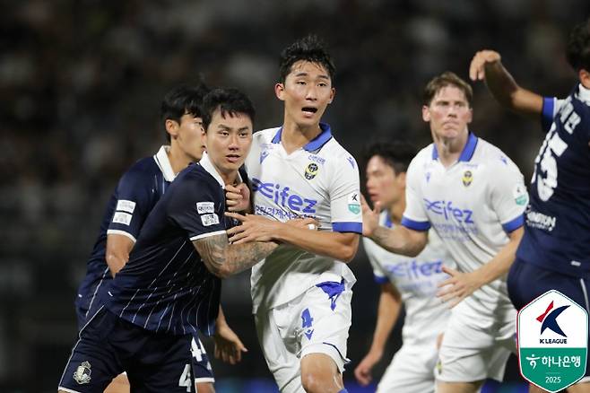 인천-이랜드의 경기. 사진제공=한국프로축구연맹