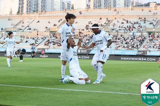 수원 외국인 선수 세라핌이 골을 넣은 뒤 기쁨을 나누고 있다. 사진제공=한국프로축구연맹