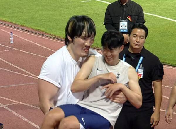 최홍만에게 안겨 부끄러워하는 손흥민. ⓒ쿠팡플레이