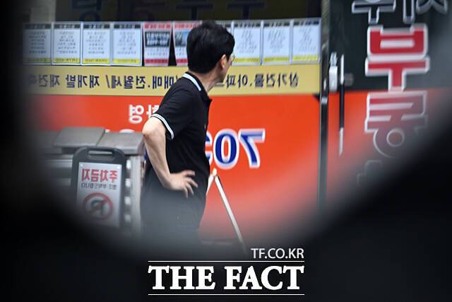 서울 아파트 매매가격 상승세가 주춤하는 모양새다. 정부의 강도 높은 대출 규제와 한국은행의 금리동결이 주된 원인으로 지목된다. 지난달 30일 오후 서울 마포구의 한 부동산 중개업소에 아파트 매물 안내문이 붙어 있다. /서예원 기자