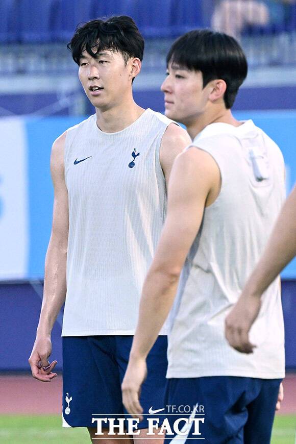 손흥민(왼쪽)과 양민혁, 토트넘과 대한민국의 '현재와 미래'