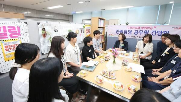 박희영 용산구청장 민원업무 담당 공무원들과 소통의 시간 모습(사진제공=용산구청)