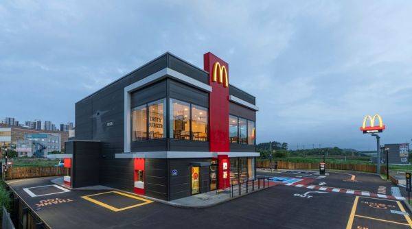 탠덤 DT와 하이패스 결제 시스템이 모두 적용된 맥도날드 여주DT점 전경. 맥도날드