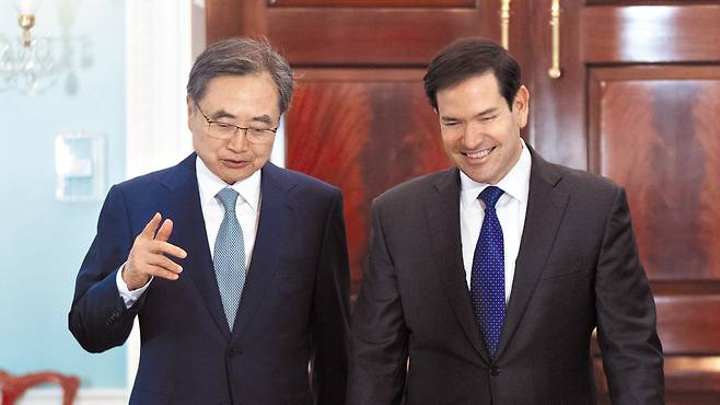 조현(왼쪽) 외교장관이 지난 31일(현지 시각) 미국 워싱턴 DC 국무부에서 마코 루비오 미 국무장관을 만나 대화하고 있다./AP 연합뉴스