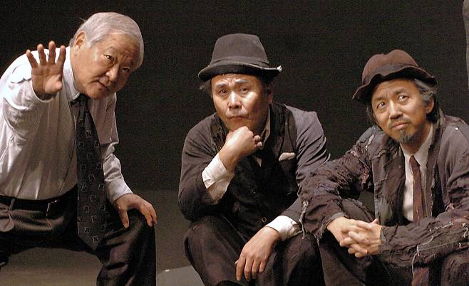 2005년 ‘고도를 기다리며’ 공연 당시 연출가 임영웅과 에스트라공 역의 박용수, 블라디미르 역의 한명구(왼쪽부터). /조선일보DB
