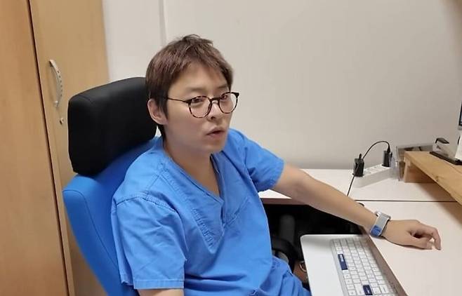 배우 조정석 닮은꼴로 화제가 된 원주세브란스기독병원 신생아중환자실(NICU) 유영명 교수./유튜브
