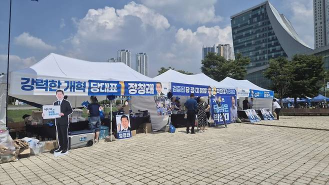 8월 2일 더불어민주당 당대표를 선출하는 제2차 임시전당대회 행사장에서 정청래, 박찬대 후보 지지자들이 부스를 열었다. /박숙현 기자