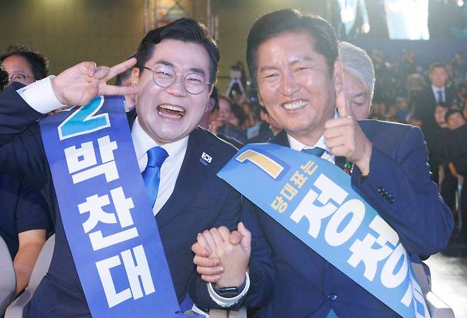 박찬대(왼쪽), 정청래 더불어민주당 당대표 후보가 2일 경기 고양시 킨텍스에서 열린 제2차 임시전국당원대회에서 포즈를 취하고 있다. /뉴스1