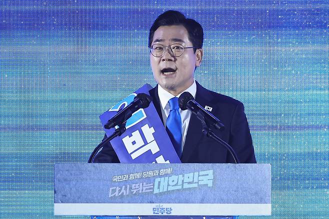 박찬대 더불어민주당 당대표 후보가 2일 경기 고양시 킨텍스에서 열린 제2차 임시전국당원대회에서 정견발표를 하고 있다. /뉴스1