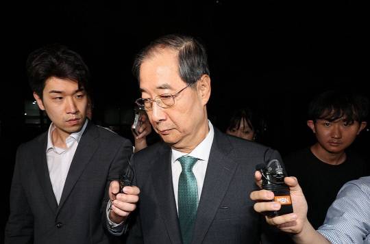 한덕수 전 국무총리가 2일 서울 서초구 서울고검에서 내란특검 조사를 받은 뒤 청사를 떠나고 있다. 연합뉴스
