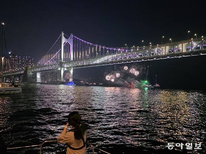 부산 해운대 더베이101에서 출발한 요트를 타고 바라본 광안대교의 불꽃놀이 야경.