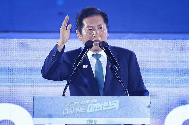 정청래 더불어민주당 신임 당대표가 2일 경기 고양시 킨텍스에서 열린 제2차 임시전국당원대회에서 당대표 수락 연설을 하고 있다. 사진공동취재