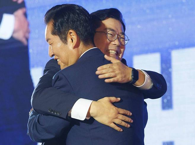 정청래 더불어민주당 신임 당대표와 박찬대 후보가 2일 경기 고양시 킨텍스에서 열린 제2차 임시전국당원대회에서 당선 발표 후 포옹하고 있다. 사진공동취재