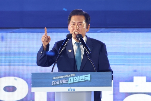 정청래 더불어민주당 신임 당대표가 2일 고양 킨텍스에서 열린 전국당원대회에서 당대표직 수락연설을 하고 있다.   [연합뉴스]