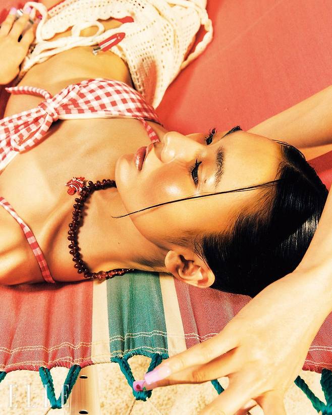 체크 패턴의 수영복은 Aprilpoolday. 스커트로 활용한 크로셰 원피스는 Alcmy. 목걸이는 Wake up in Miami.