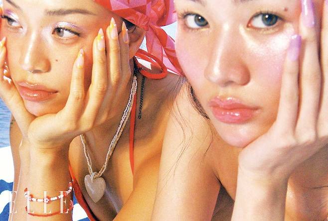 요요의 레드 비키니는 Kupido. 커버 업은 Finca. 헤어 반다나로 활용한 스카프는 Daze Dayz. 목걸이는 Abitmor. 민주의 원피스 수영복은 Kupido. 헤어에 두른 스카프는 Zara. 헤어핀은 Eireve. 토끼 비즈 네크리스는 Uvula. 실버 링은 Leclat. 요요와 민주가 착용한 비즈 팔찌는 모두 스타일리스트 소장품.