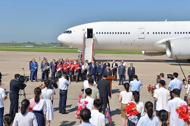 2025년 7월29일 북한 평양국제비행장 활주로에서 평양-모스크바 직항 여객기 운항 재개 축하행사가 열리고 있다. 연합뉴스