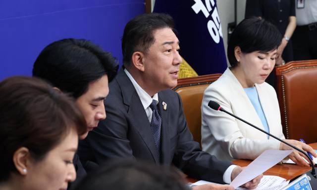 김병기(오른쪽 두 번째) 더불어민주당 당대표 직무대행겸 원내대표가 1일 서울 여의도 국회에서 열린 최고위원회의에서 발언을 하고 있다. 뉴시스