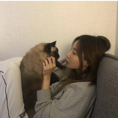 모모랜드 출신 배우 연우와 반려묘 '리오'. 연우 인스타그램 캡처