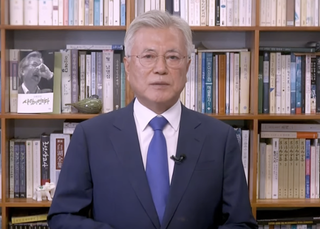문재인 전 대통령이 2일 경기 고양시 킨텍스에서 열린 더불어민주당 전국당원대회에서 영상 축사를 통해 인사말을 하고 있다. 생중계 영상 캡처