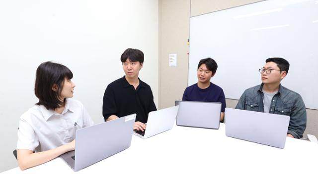 LG유플러스의 'AI 상담 어드바이저' 개발 실무를 맡은 박성혜(왼쪽부터), 하연호, 손상준, 정진수 씨가 최근 서울 강서구 LG유플러스 마곡사옥 회의실에서 회의를 하고 있다. LG유플러스 제공